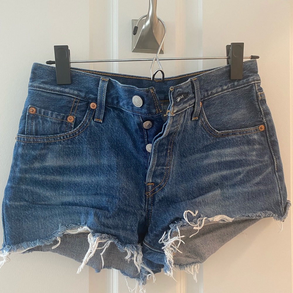 LEVI’S DENIM SHORTS SIZE 25
